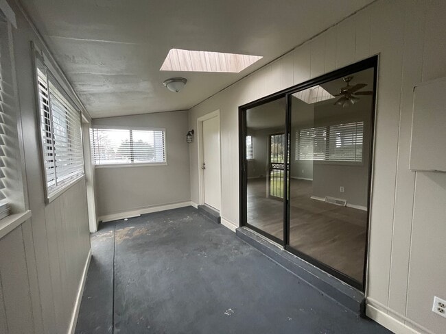 Building Photo - 3 bed 2 bath townhouse - Great Location