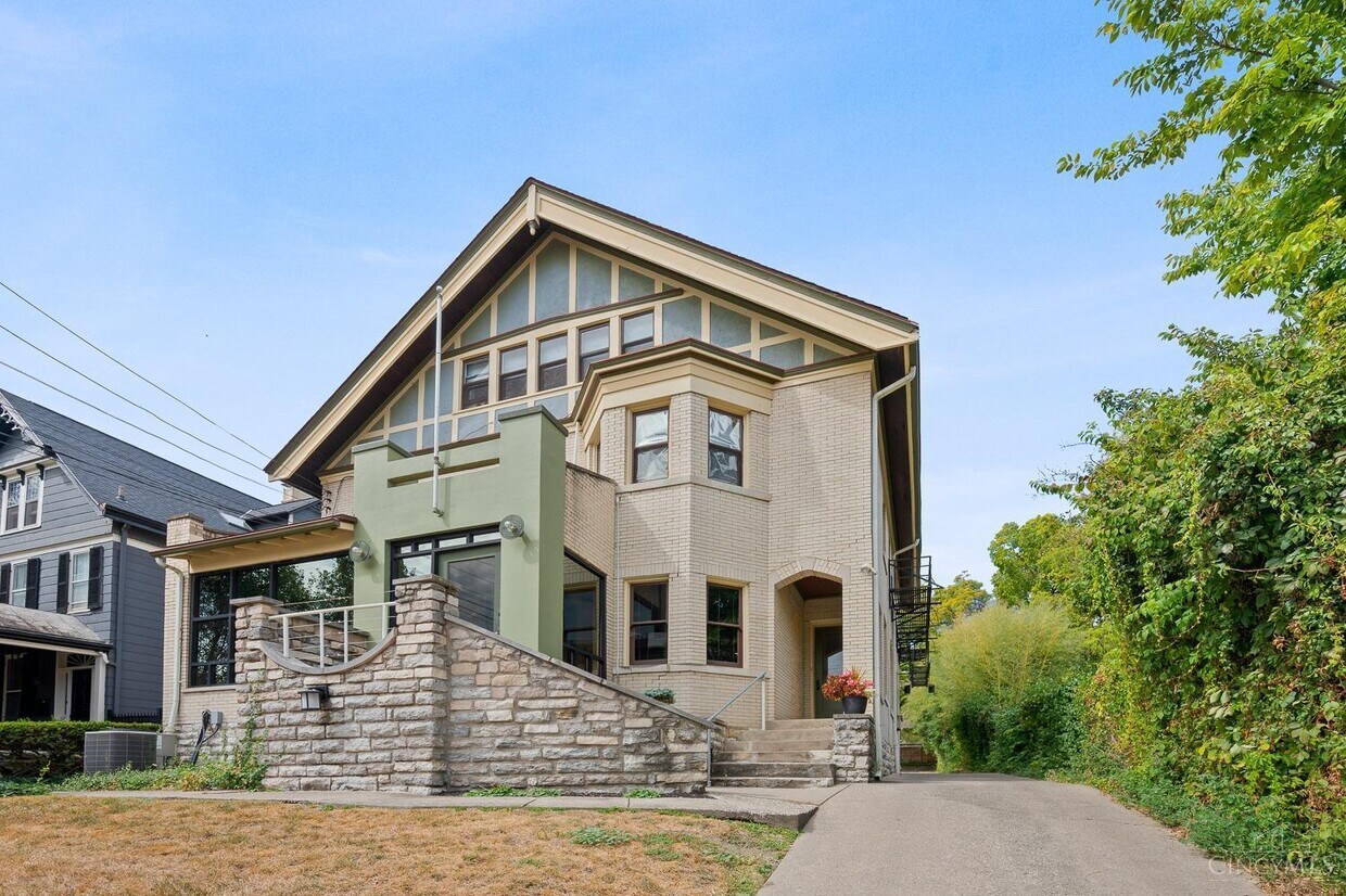 Primary Photo - 2355 Park Ave