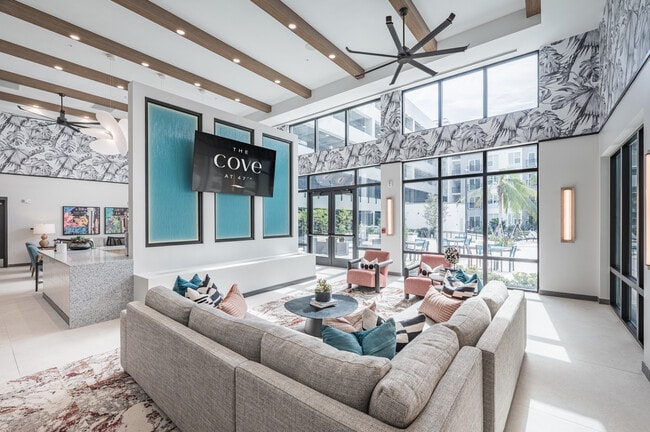 Lobby - Lounge Area - Cove at 47th