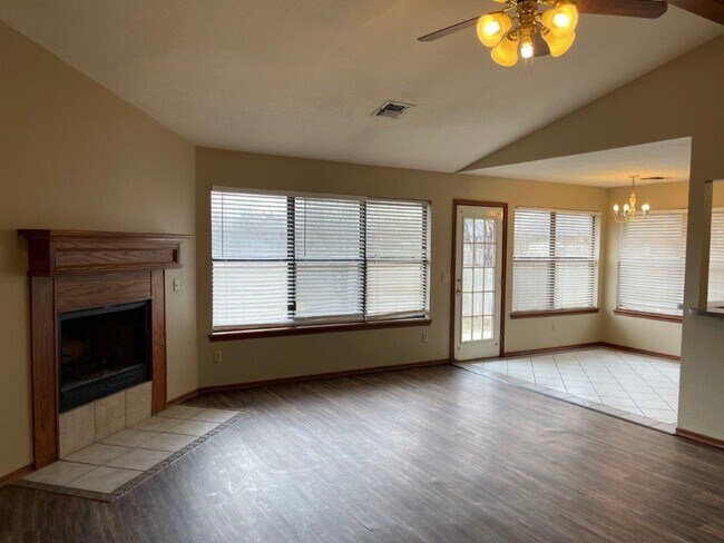 Building Photo - 3 bed, 2 bath with a 2 car garage for rent in Moore near Eastern between 12th and 27th streets!
