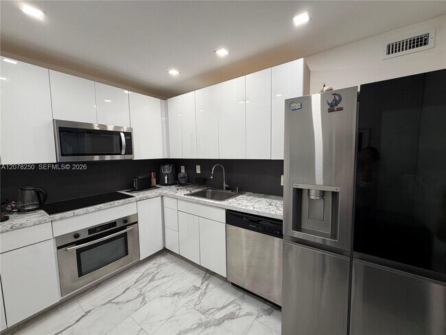 Building Photo - 400 Kings Point Dr