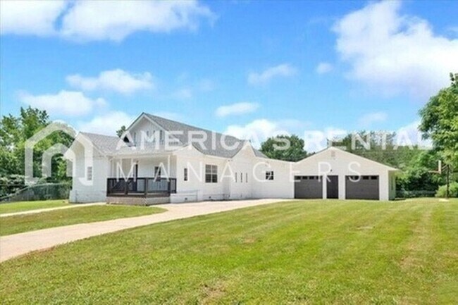 Foto del edificio - Room to Roam: Expansive Home with Screened Porch