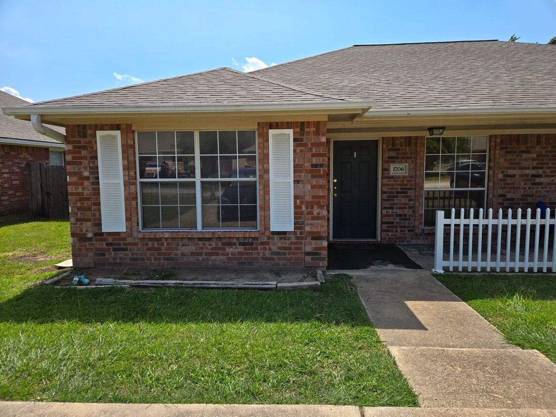 Primary Photo - Bryan - 3 bedroom / 2 bath / duplex / fenc...
