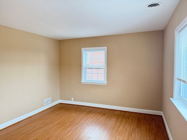 Building Photo - 8805 Plymouth St