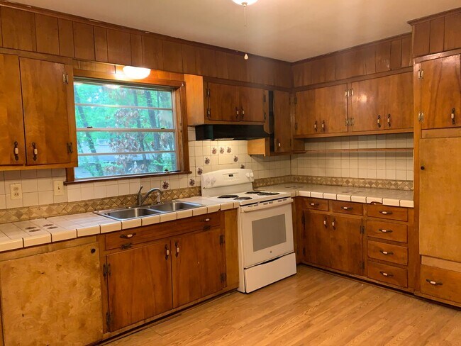 Building Photo - HUD Friendly 3 Bed 2 Bath Completely Remod...