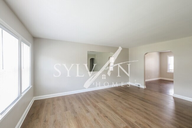 Foto del edificio - Come view this townhome with backyard and ...