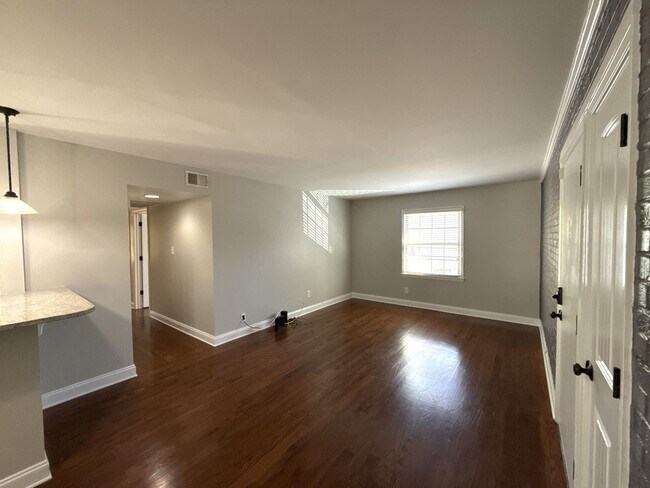 Foto del edificio - T.R. Lawing Realty Property