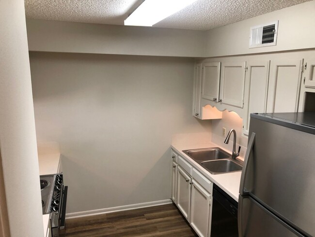 Foto del edificio - 5110 Buttercreek Lane (GPWJRW)