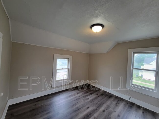 Building Photo - 437 1/2 Riehl Street