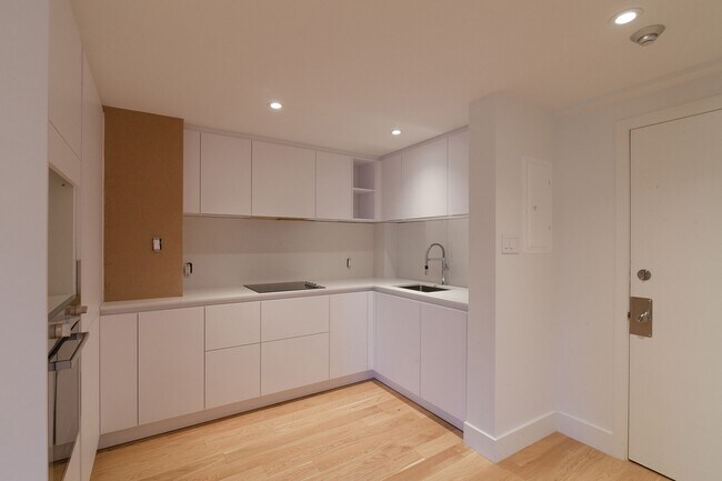 Building Photo - 6525 Côte-Saint-Luc