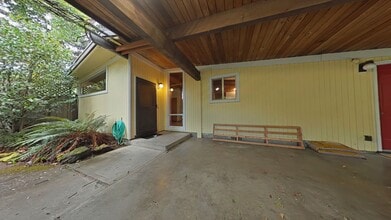 Building Photo - 4930 SW Dakota Ave