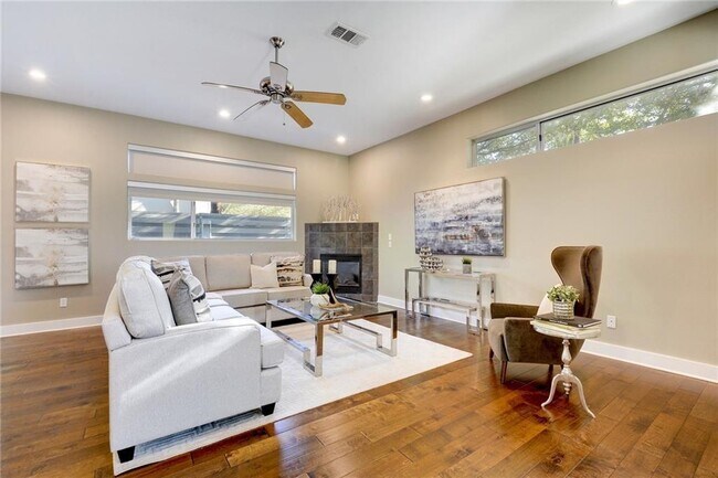 Foto del edificio - 2700 Cherry Ln