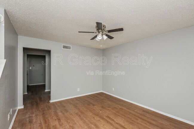 Foto del edificio - 5933 Shadydell Dr