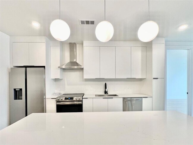 Building Photo - 1701 Simond Ave