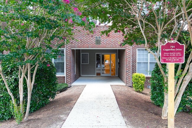 Beautiful 2 Bedroom Condo in Southern Village! - Beautiful 2 Bedroom Condo in Southern Village!