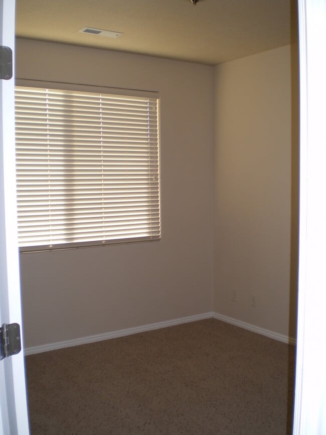 Building Photo - Ground-Level Condo in The Springs – 2-Car ...