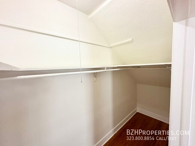 Building Photo - Newly Renovated 1Bedroom 1Bathroom In Prim...
