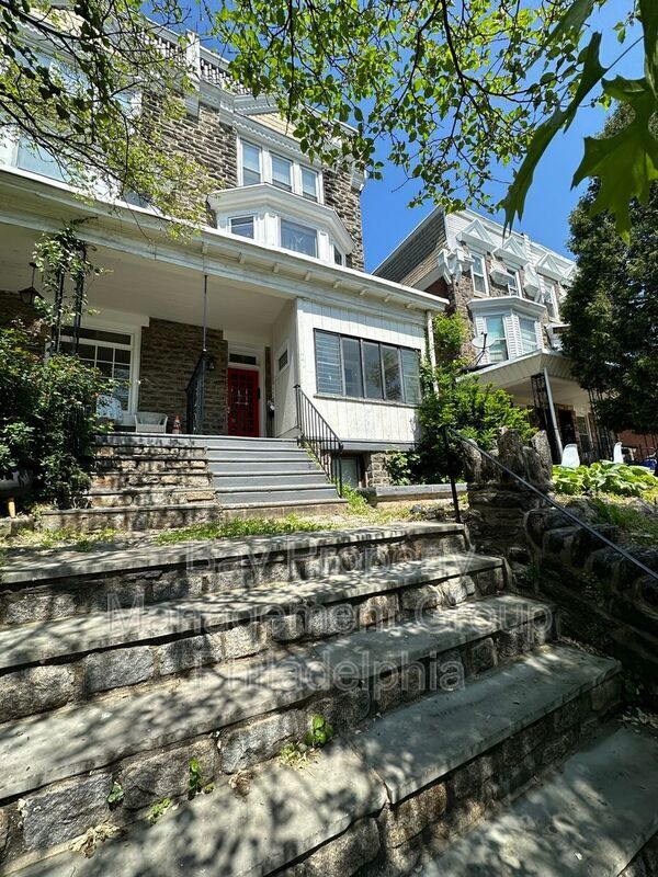 Primary Photo - 441 E Walnut Ln