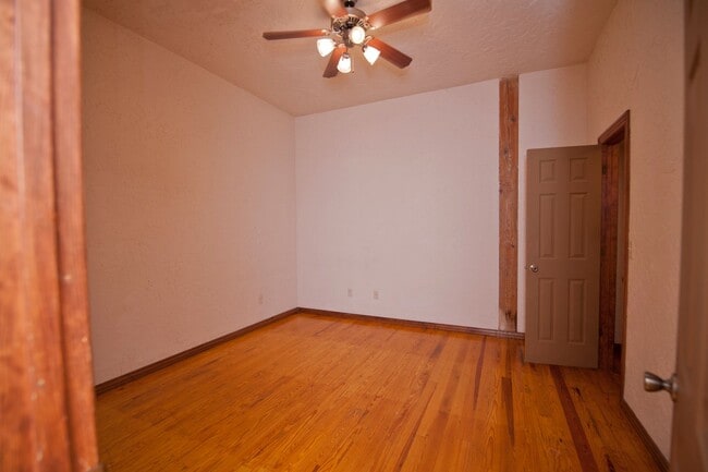 Building Photo - Market 105