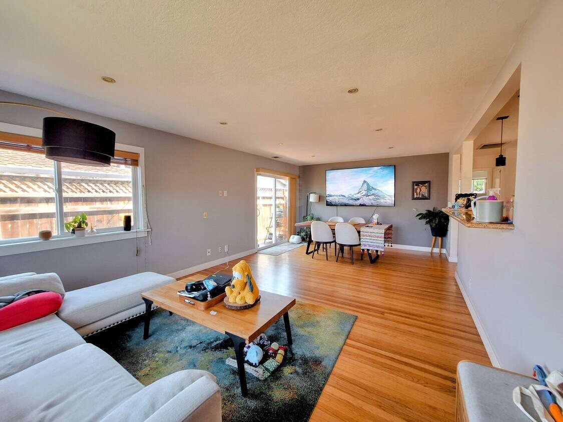 Primary Photo - Beautifully Remodeled 3bd Single Story Hou...