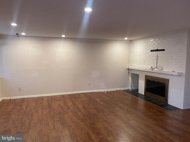 Building Photo - 2 E Close