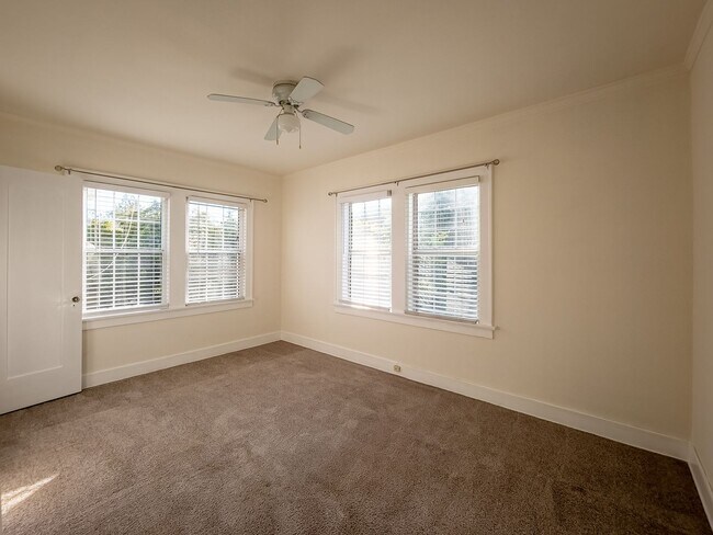 Foto del edificio - Bright & Inviting 1BR in the Heart of North Alhambra