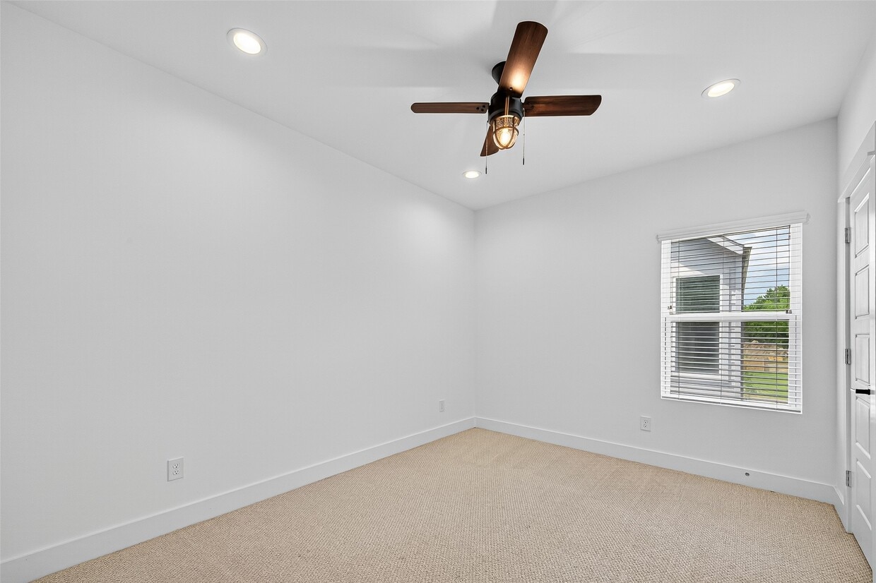 Primary Photo - 1070 Mansfield St