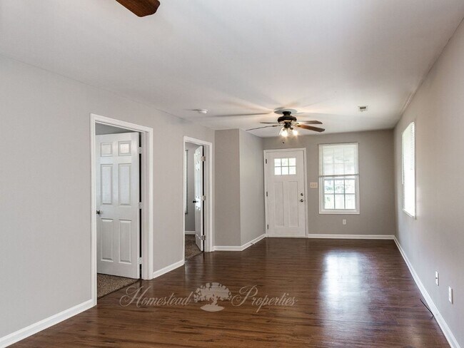 Foto del edificio - Updated 3 Bedroom / 2 Bath Home on Lamont