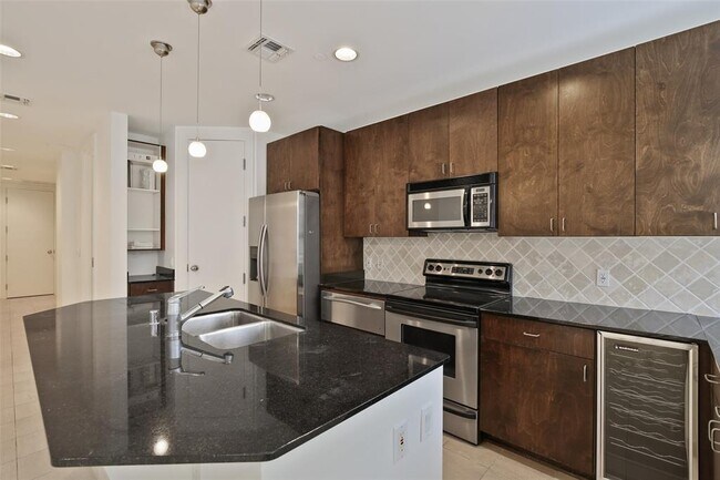 Building Photo - 1505 Elm St