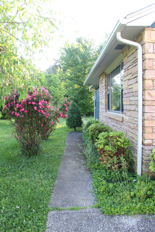 Building Photo - 1102 Highland Dr