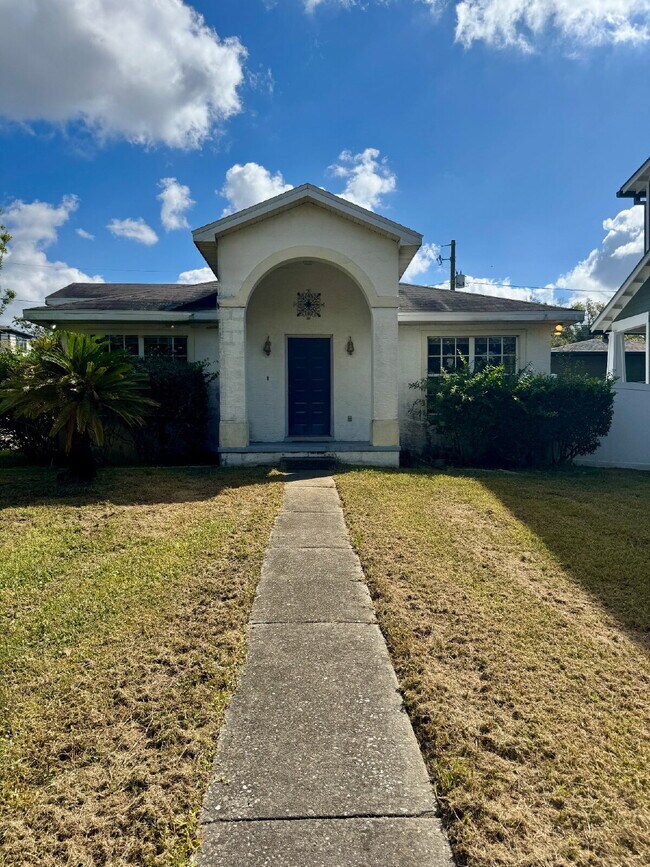 Building Photo - 3 Bed, 2 Bath Tampa Home Walking Distance ...