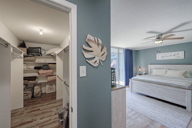 Foto del edificio - 12500 Melville Dr