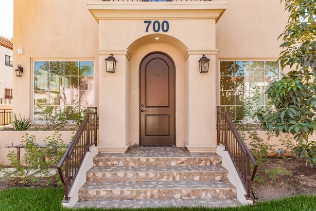 Building Photo - 700 E Garfield Ave