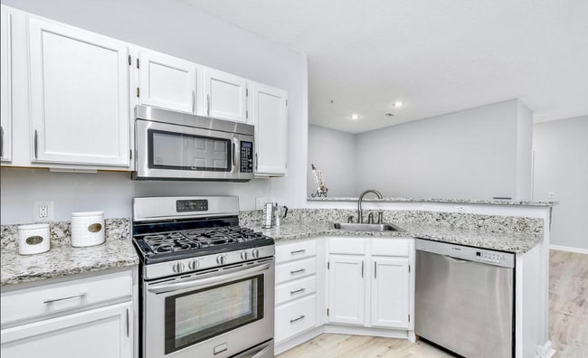 Foto del edificio - 1716 Lake Shore Crest Dr