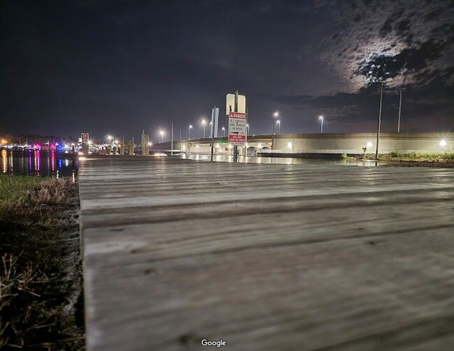 Building Photo - 1BR/1BA Waterfront Condo for Rent on S. La...