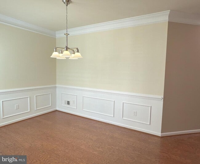 Building Photo - 44342 Oakmont Manor Square