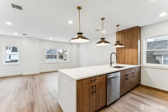 Building Photo - 84 Hollywood Ave