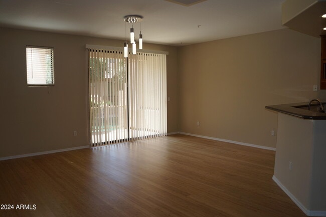 Building Photo - 705 W Queen Creek Rd