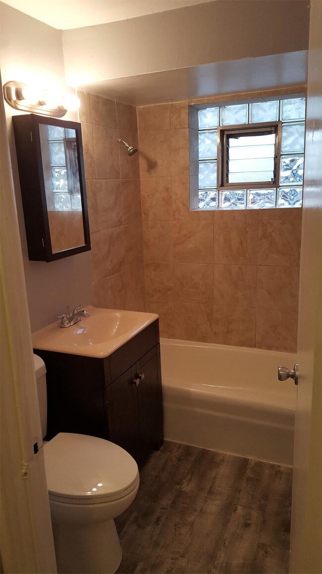 Foto del edificio - 10220 Ridgeland Ave