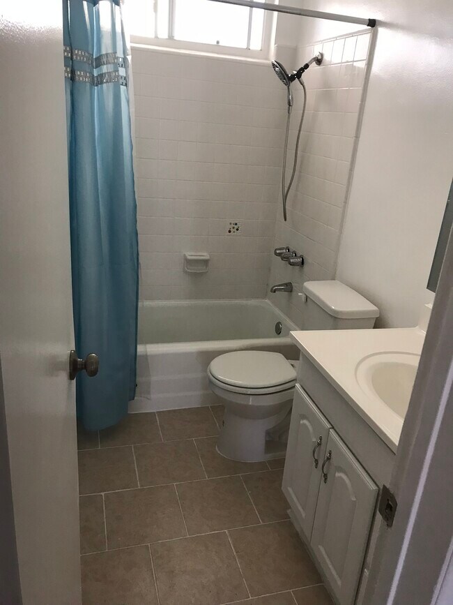 Foto del edificio - 1224 N Orange Dr