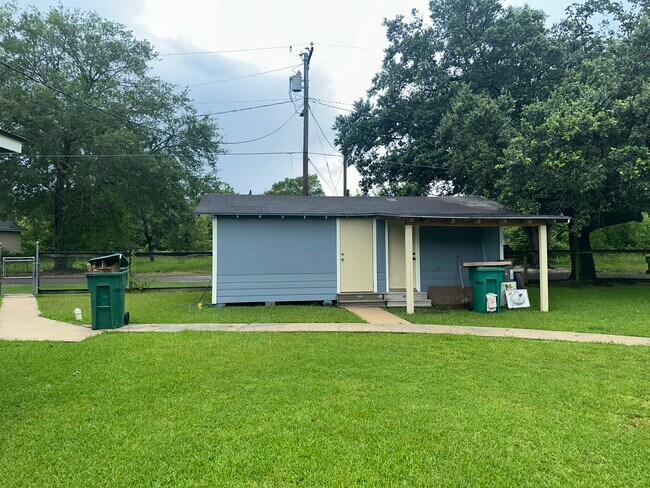 Edificio de almacenamiento - 2318 Riverside Dr