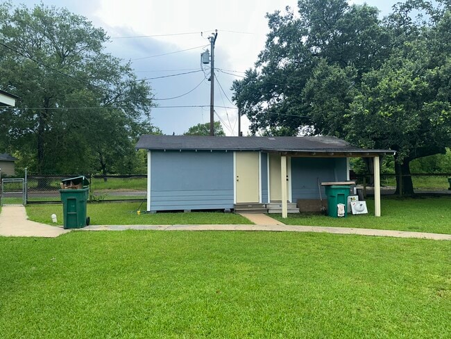 Storage Building - 2318 Riverside Dr