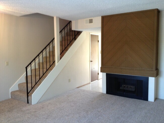 Building Photo - 9289 Village Glen Dr