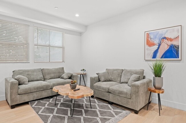 Interior Photo - MH 1181 Rolland Curtis Pl