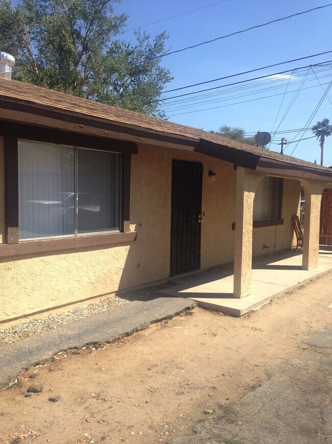 Foto del edificio - 16465 Smoke Tree St