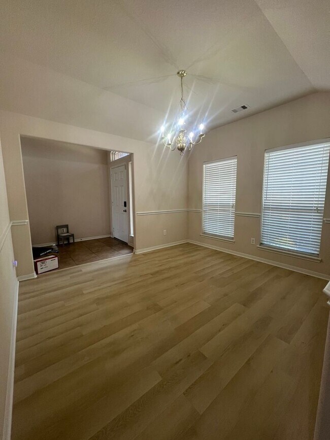Foto del edificio - Beautiful One-Story Home Minutes from 290 ...