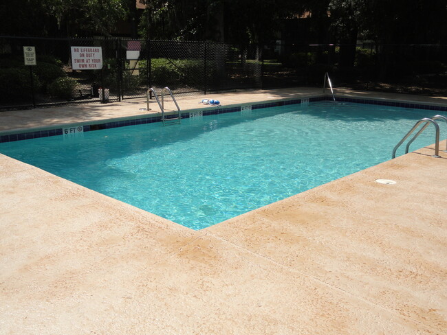 Building Photo - 2 BR/2 BA Condo with a Pool on Southside S...