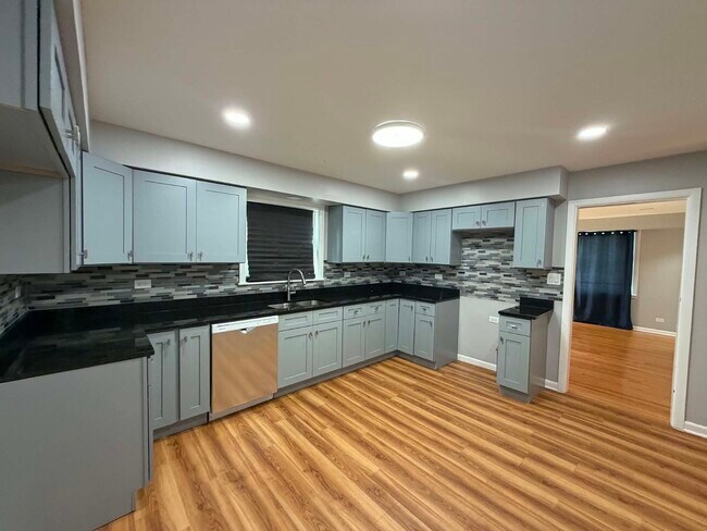 Foto del edificio - 9243 Lynwood Dr