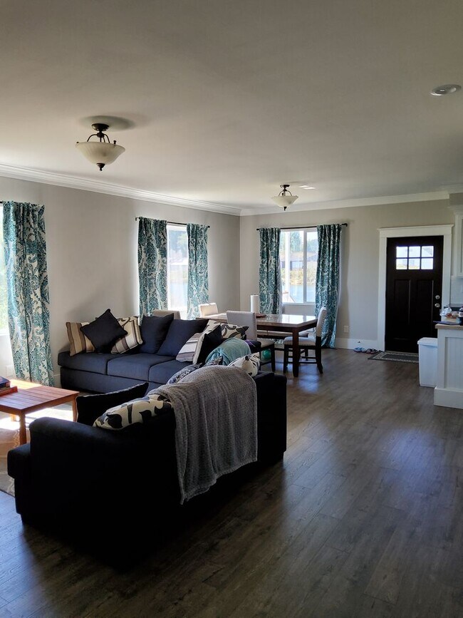 Building Photo - 3bd 2ba