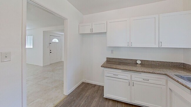 Foto del edificio - Beautiful  4+2 GRANADA HILLS HOME